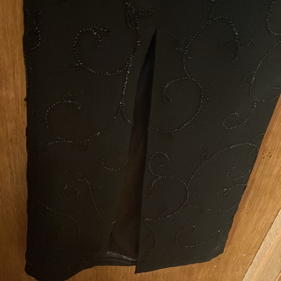 Long Dress to the floor beaded design split in back - Picture 6 of 6